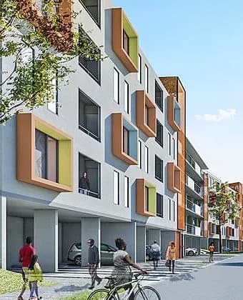 Baies d'immeuble aux encadrements orange et verts